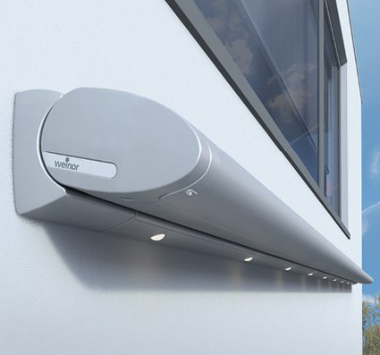 caisson de store en couleur grise, fixé au mur, avec plusieurs spots LED intégrés.