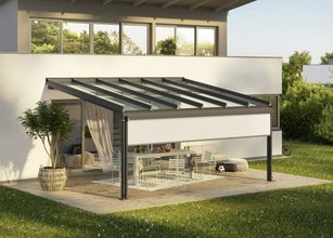 Le toit de terrasse en verre intemporel de la Terrazza Sempra séduit par son design rectiligne combiné à une pente de toit typique. 