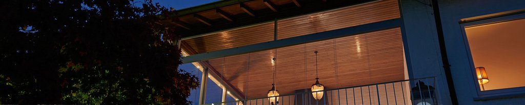représentation d'une terrasse avec éclairage doux sous un auvent, ambiance nocturne.
